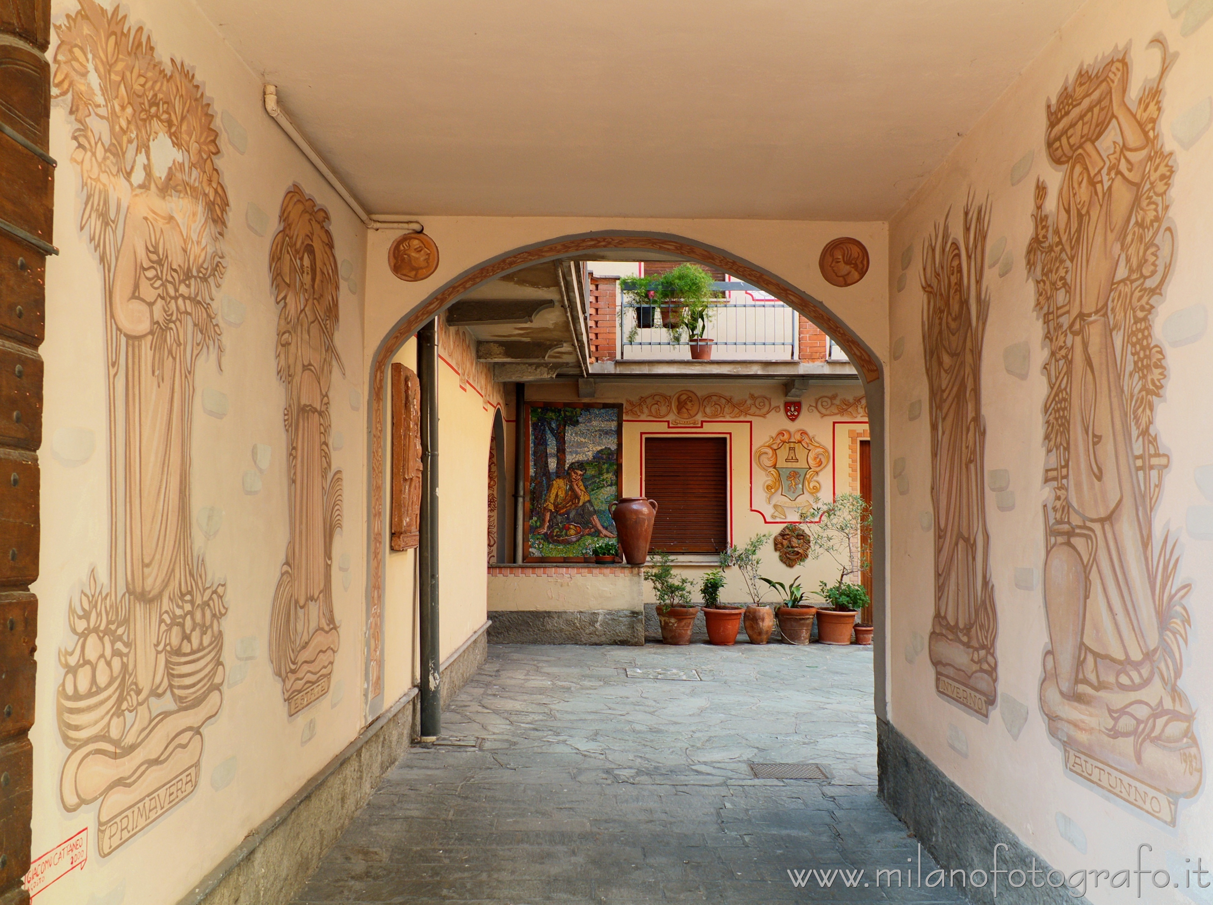 Oggiono (Lecco) - Cortile di una casa del paese